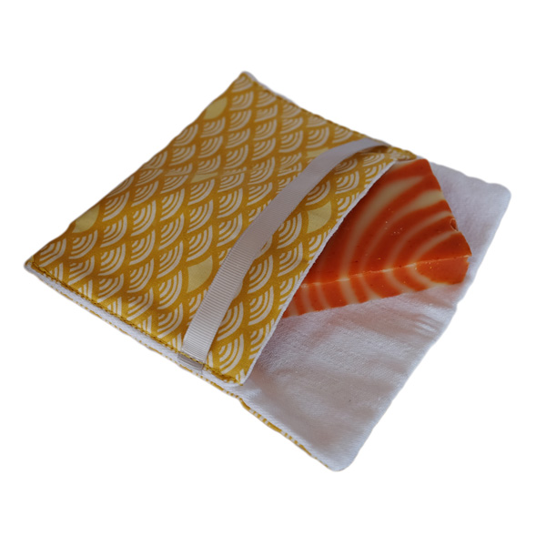 savon orange dans une pochette de transport imperméable