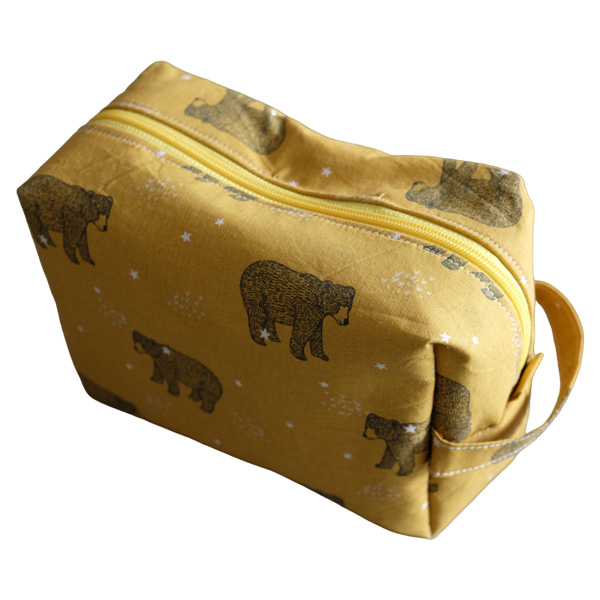 trousse de toilette cousue maison de couleur jaune