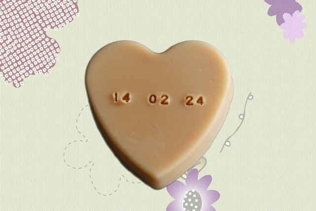savon cœur avec date de mariage tamponnée dessus